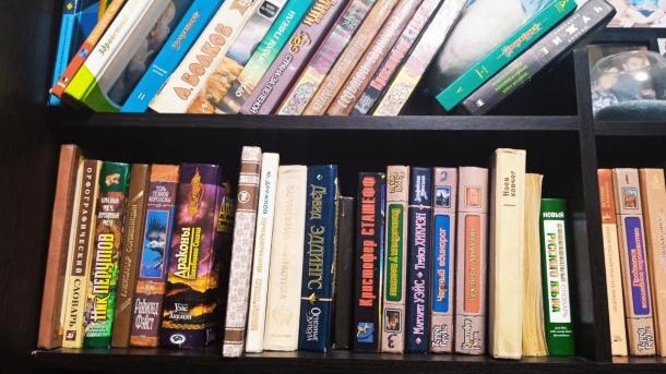 Литрес назвал самые популярные книги и авторов среди молодежи Омской области