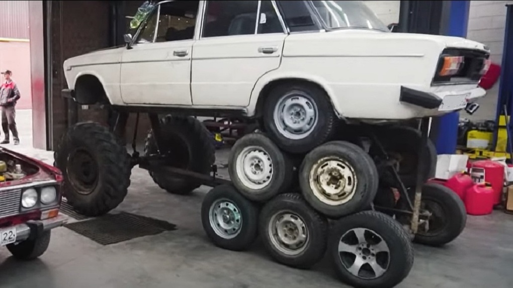Новосибирские блогеры создали «жигу-монстр» с 14 колёсами из ВАЗ-2106