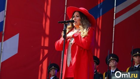Ирина Дубцова спела гимн России на Соборной площади в Омске