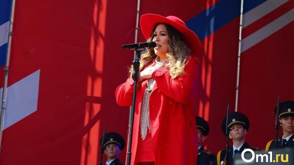 Ирина Дубцова спела гимн России на Соборной площади в Омске