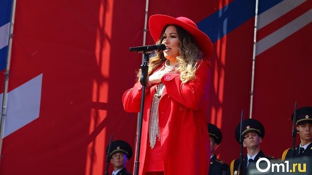 Ирина Дубцова спела гимн России на Соборной площади в Омске