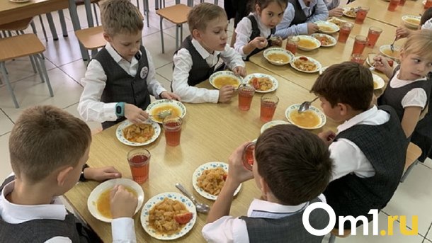 Омским школьникам увеличат перемены на обед