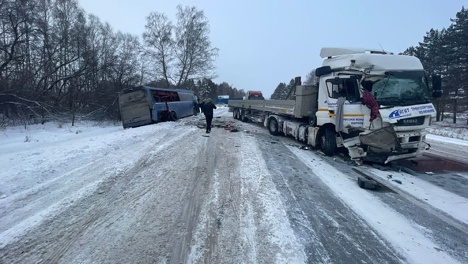 Водитель не справился с управлением: в Новосибирской области с грузовиком столкнулся рейсовый автобус