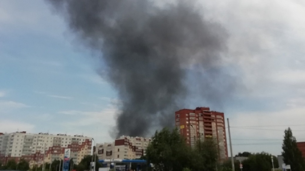 Амурский поселок омск. Пожар в Омске Амурский поселок. Пожар в Амурском поселке пожар Омске. Пожар в Омске сейчас в Амуре. Амур-2 Омск пожар.