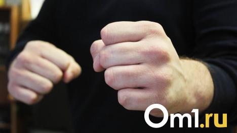 Омич лишился телефона и получил по лицу после «собеседования» в тёплой остановке