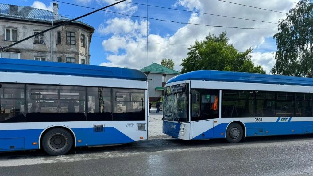 Два троллейбуса насмерть зажали водителя одного из них в Новосибирске