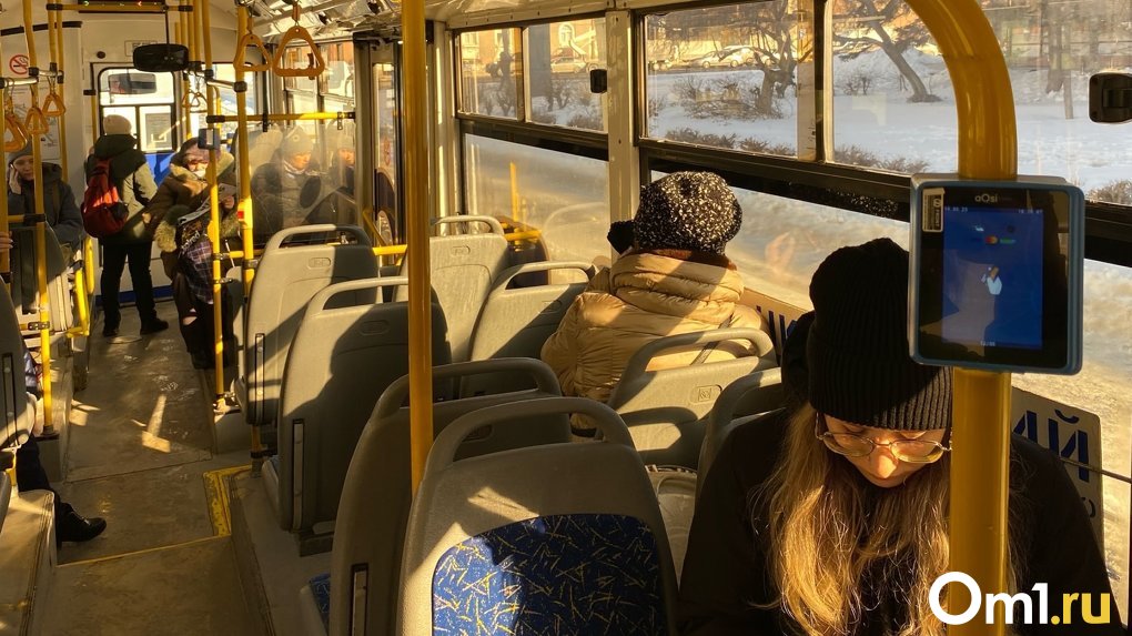 Угрожал, что увезёт: в Омске водитель не выпускал школьницу из автобуса