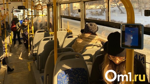 Угрожал, что увезёт: в Омске водитель не выпускал школьницу из автобуса