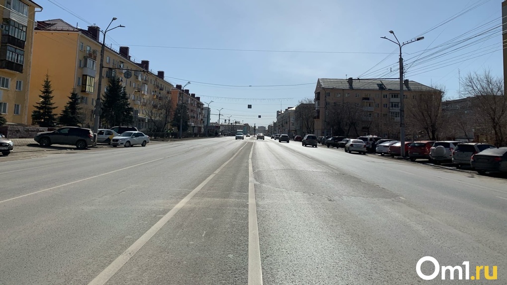 В новом асфальте на улице Бархатовой в Омске заделали трещины