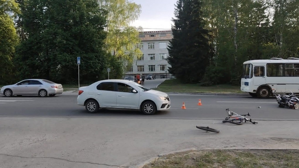 Мотоциклист сбил велосипедиста на пешеходном переходе в новосибирском Академгородке. ФОТО
