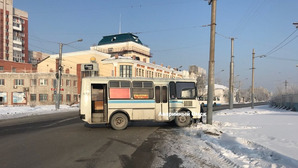 Аварийный омск. Галерка в автобусе. ИП Бондаренко Омск автобусы. Аварийный Омск 17 автобуса.