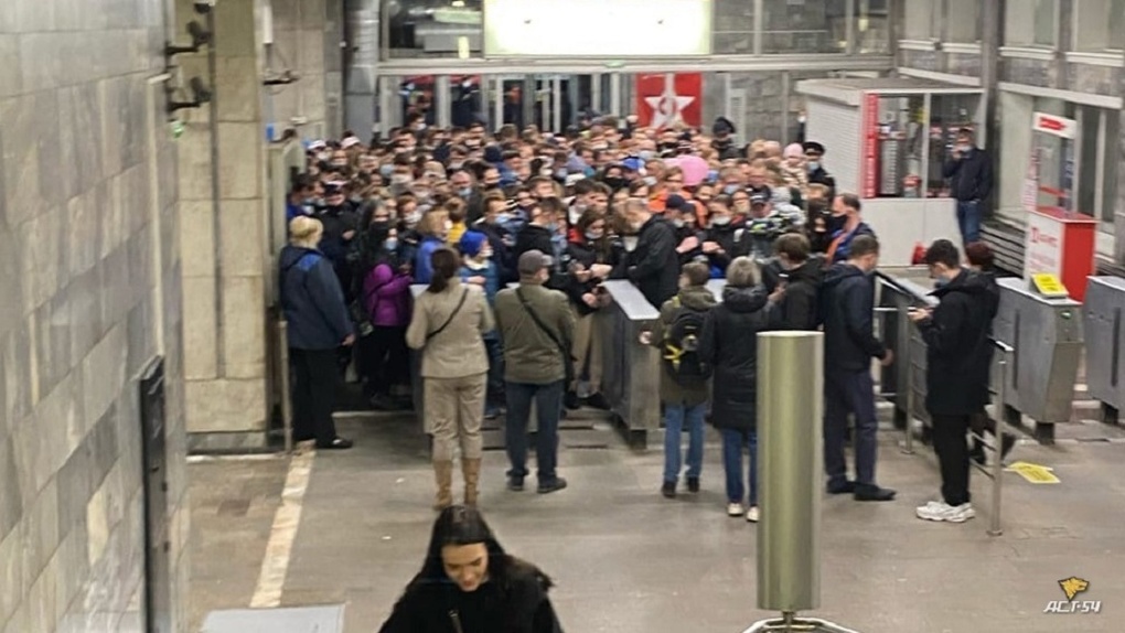 Давка и возмущённые выкрики: тысячи новосибирцев не могли попасть в метро после салюта в честь Дня Победы