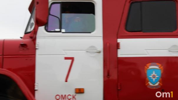 Из-за неисправной печки в Омске загорелся частный дом