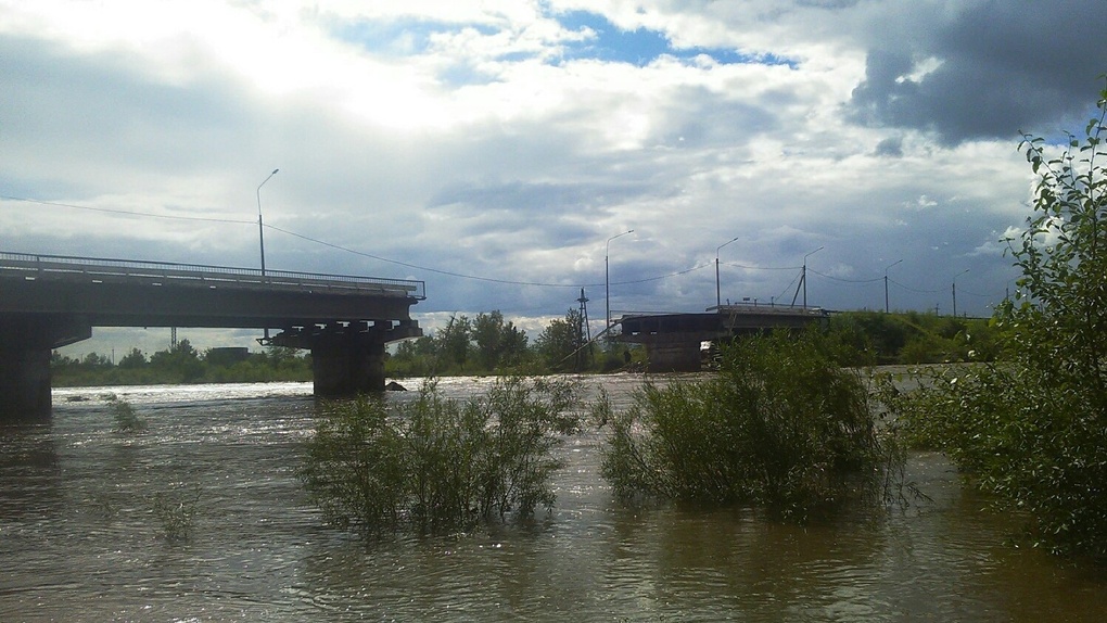 Из-за непрекращающихся дождей в России рухнул автомобильный мост