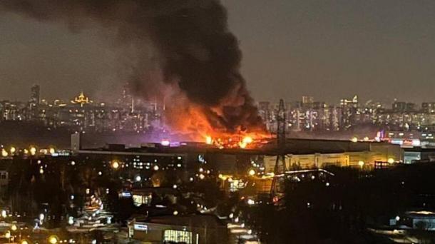 Мужчина с малышом на руках вывел из горящего «Крокуса» 50 детей