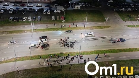 На Крупской в Омске произошло крупное ДТП, на месте работают полиция и пожарные