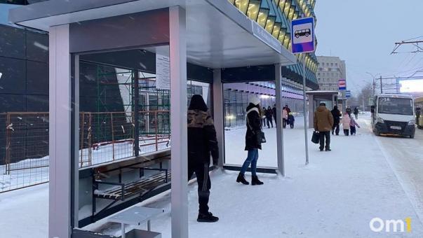 Омич поскользнулся на остановке, закатился под автобус и повредил ногу до крови