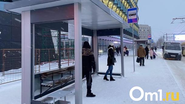 Омич поскользнулся на остановке, закатился под автобус и повредил ногу до крови