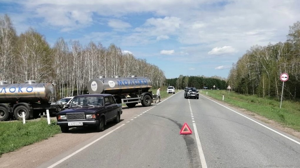 На трассе Омск – Тара иномарка влетела под цистерну с молоком: пострадал ребёнок