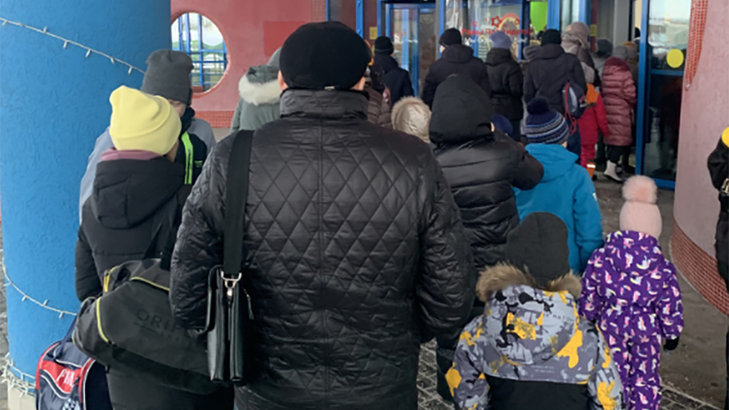 Толпы людей и нарушение масочного режима: новосибирцев возмутили очереди в аквапарк