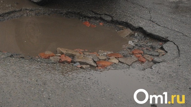 Могут пострадать дети! Гигантские ямы появились во дворе Ленинского района Новосибирска