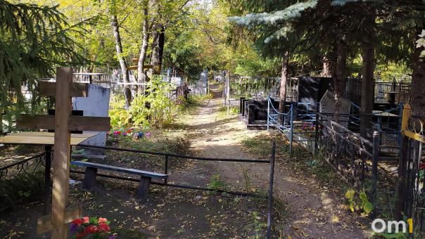 Депутаты потребовали расширить омские кладбища