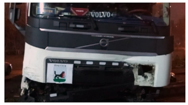 Фура протаранила несколько машин: в Новосибирске грузовик вылетел на парковку