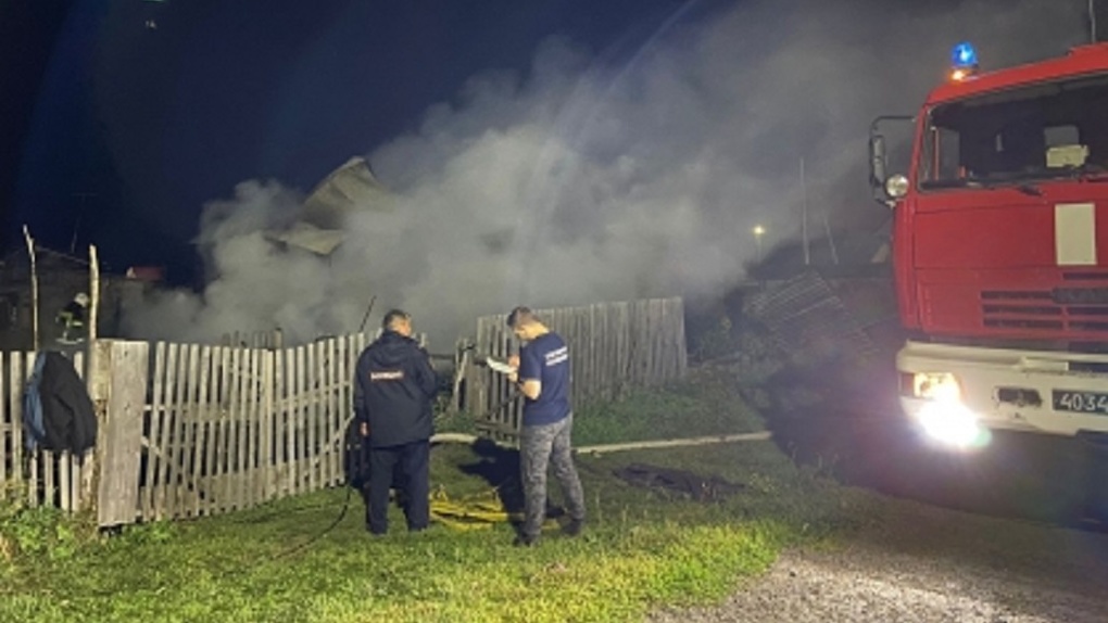 Тело в полыхающем доме: пенсионер погиб в пожаре в Новосибирской области