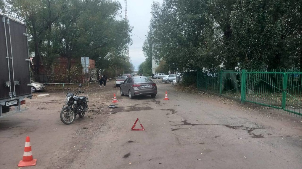 Омский подросток катал девушку на мопеде и попал под колёса автомобиля