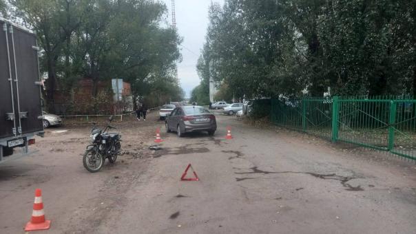 Омский подросток катал девушку на мопеде и попал под колёса автомобиля
