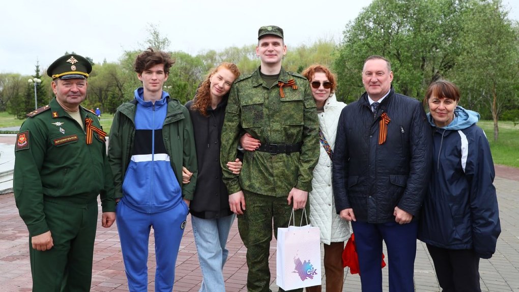Омский министр спорта Крикорьянц проводил сына в Президентский полк