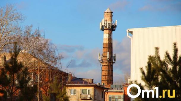 Режим «чёрного неба» и запах газа: омичи массово жалуются на воздух