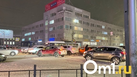 Ищите объезд: пробки в Омске усугубились из-за ДТП на метромосту и поломки троллейбуса на Красном Пути