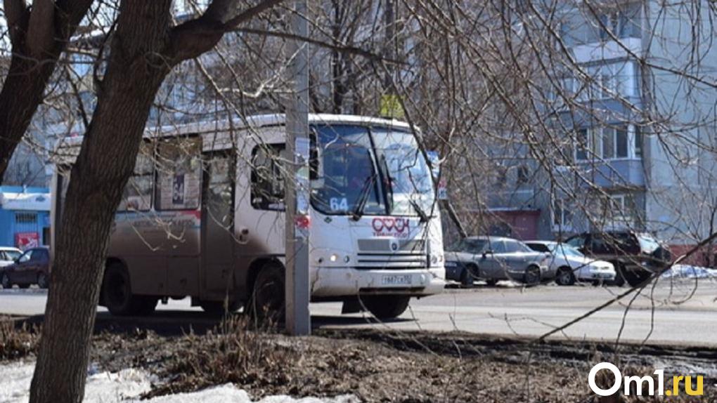 В Омске автомобиль столкнулся с междугородним автобусом