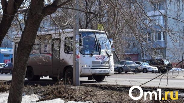 В Омске автомобиль столкнулся с междугородним автобусом