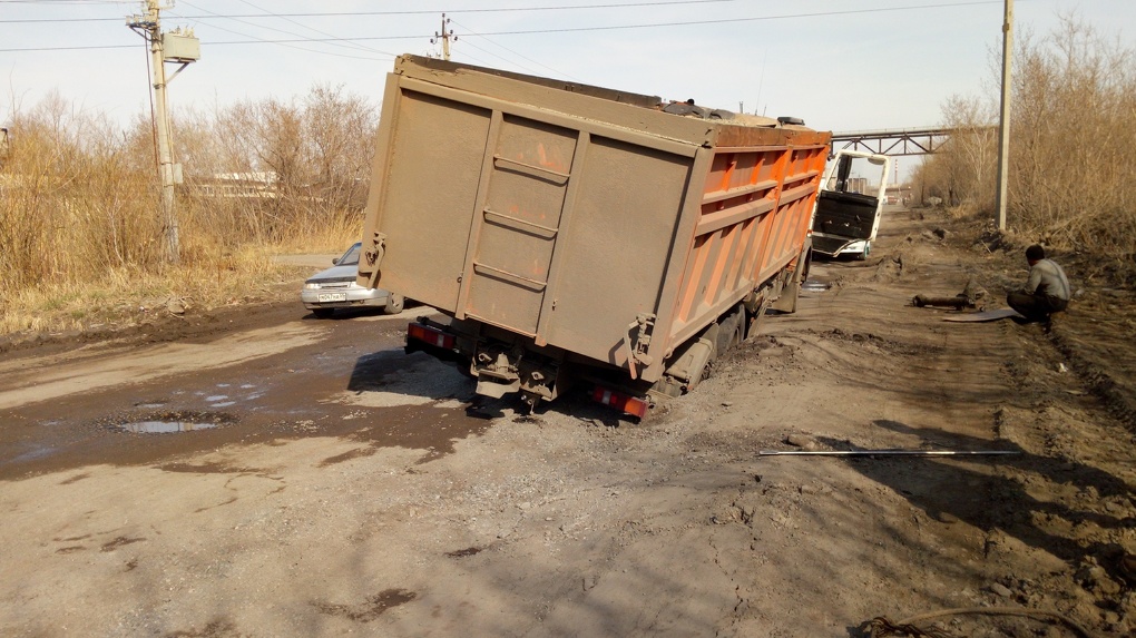 Омск грузовой. Грузовики Омска. Авария под оммком грузовая машина 10 тон. Эковтор в Омске грузовик. Перегруз зерновоза провалился под асфальт.