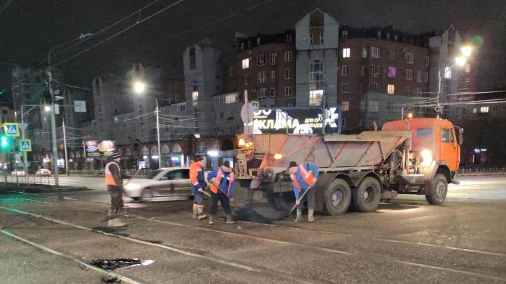 В Омске ремонтируют разрушенные участки дорог