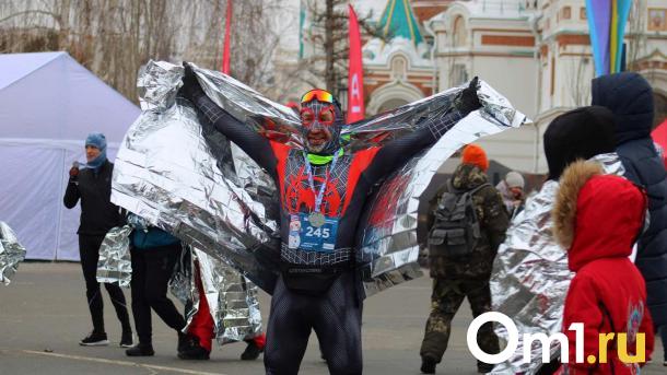 У бегунов замерзали губы: в Омске прошёл Рождественский полумарафон-2024