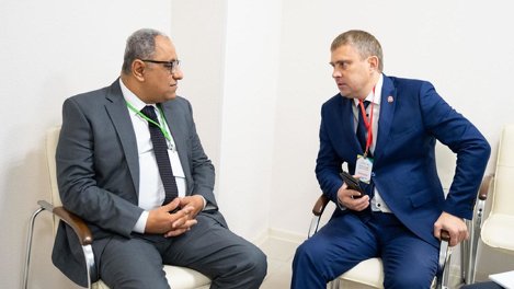Глава Минкульта Юрий Трофимов подарил делегации из Египта землю из Омского острога