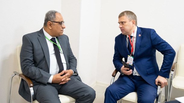 Глава Минкульта Юрий Трофимов подарил делегации из Египта землю из Омского острога