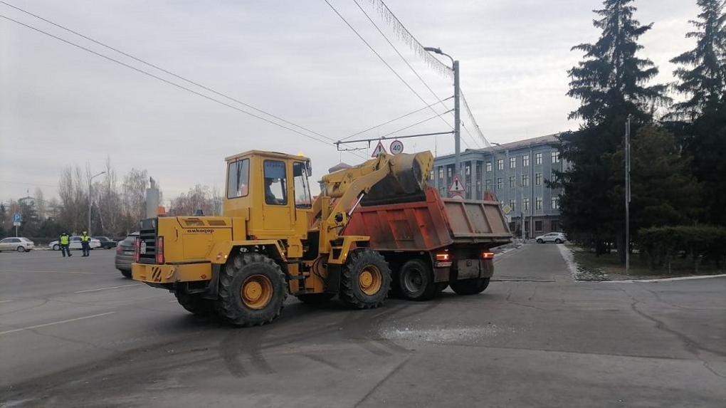 За минувшие выходные в Омске использовали около 235 тонн песко-соляной смеси