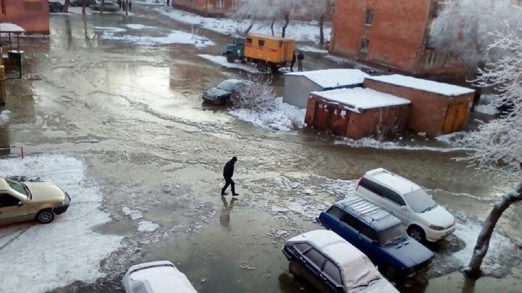 Омск под водой. Наводнение в Омске. Потоп в Омске. Омск затопило. Прорыв трубы Омск.