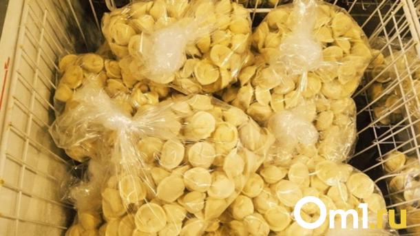 Омский предприниматель слепил 390 килограммов пельменей почти без мяса