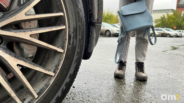 Автомобилисты «вспахали» тротуары омского микрорайона
