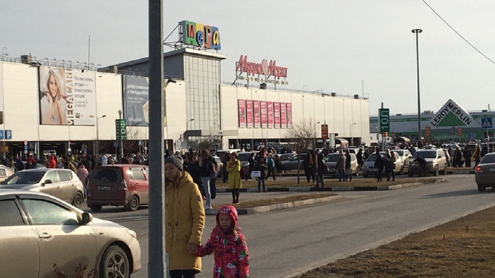 В Омске эвакуировали «Мегу»: тревога не учебная