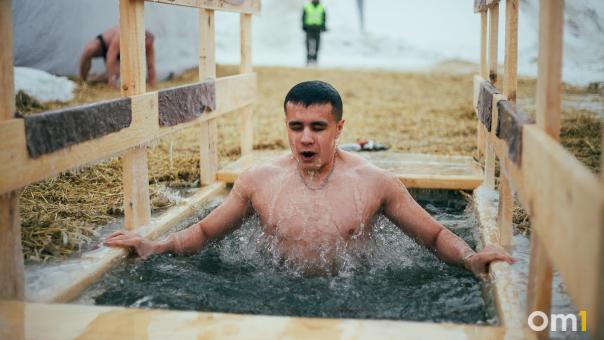 Омичам рассказали, кому нельзя окунаться в купели на Крещение