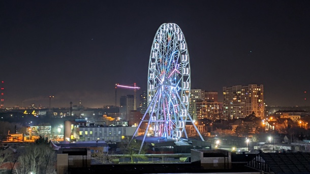 Колесо обозрения на «Зелёном острове» в Омске засветилось всеми огнями