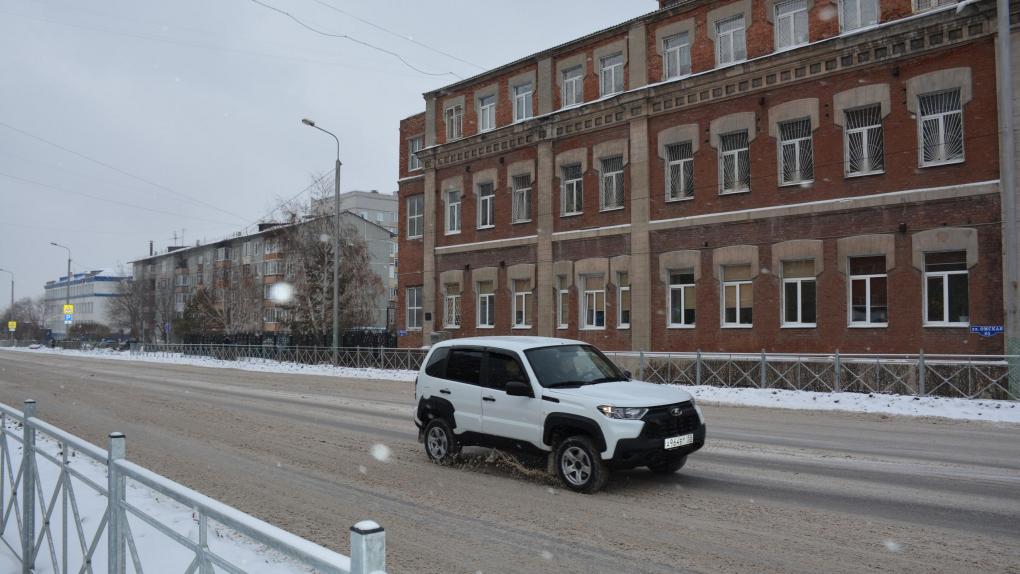 Аварийный водопровод на улице Омской отремонтировали