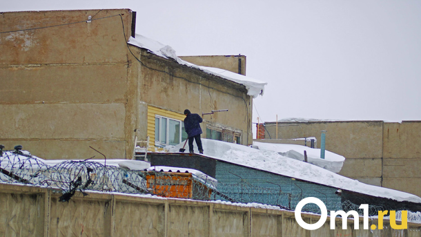 Управляющая компания в Новосибирске получила предостережение мэрии из-за сброса снега с крыши