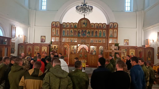 Массовое крещение мобилизованных провели в новосибирском Академгородке
